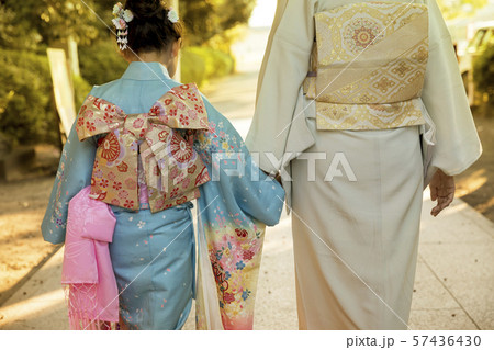 七五三イメージ 鳥居に向かって歩くお母さんと娘 七五三イメージ 鳥居に向かって歩くお母さんと娘 57436430