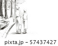 公園を散歩する老夫婦 57437427