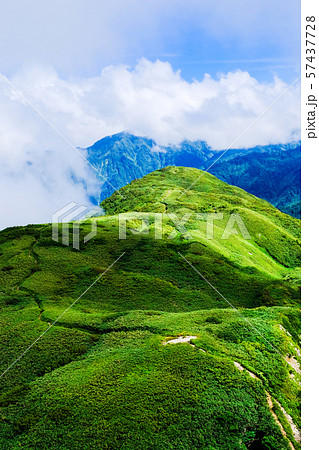 雨飾山登山 （雨飾山山頂から笹平の眺め） 57437728