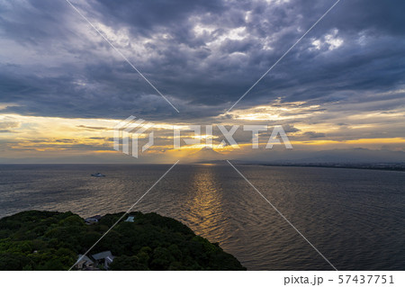 【神奈川県】江ノ島から見た夕景 富士山 【神奈川県】江ノ島から見た夕景 富士山 57437751