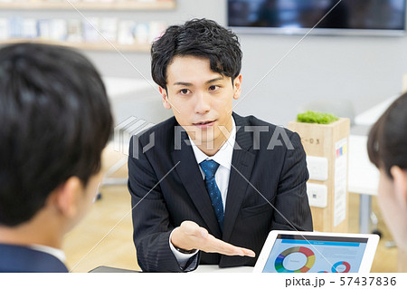 ビジネスマン、商談、提案、ミーティング 57437836