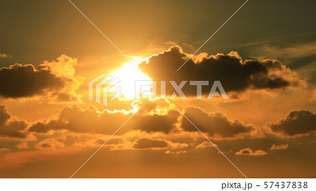 夕焼けと太陽 57437838