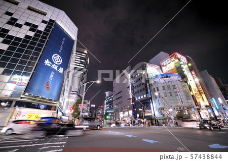 日本の東京都市景観 上野広小路の交差点などを望む(夜景) 日本の東京都市景観 上野広小路の交差点などを望む(夜景) 57438844
