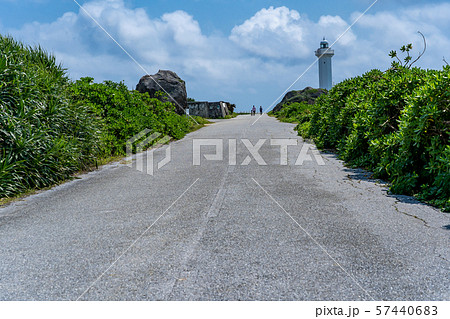 沖縄 宮古島 東平安名崎灯台への道 家族連れ 沖縄 宮古島 東平安名崎灯台への道 家族連れ 57440683