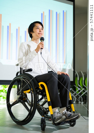 車椅子 ビジネス オフィス風景 セミナー 57441111