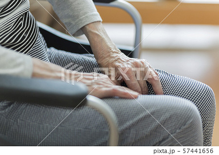 車椅子に座るシニア女性 車椅子に座るシニア女性 57441656