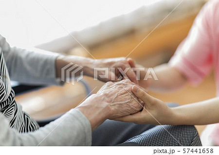 シニア女性の手を握る女性の手 57441658