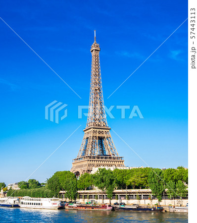 世界遺産　パリのセーヌ河岸　エッフェル塔　縦位置 57443113