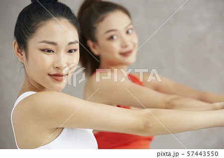 女性　スポーツウェア 57443550