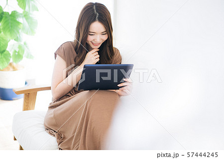 タブレットを使う笑顔の女性 57444245