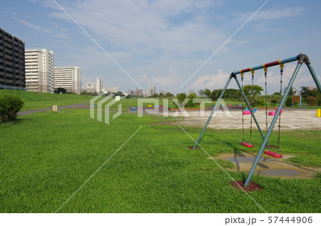 河川敷の風景 57444906