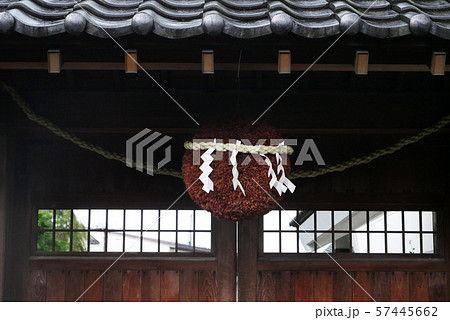 風景自然建物写真　酒蔵の守りの杉玉　杉玉のある酒蔵の門 57445662