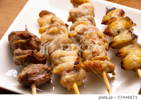 焼鳥盛り合わせ(塩焼き)。 焼鳥盛り合わせ(塩焼き)。 57446671