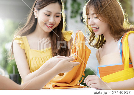 女性　ショッピング 57446917