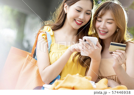 女性　ショッピング 57446938