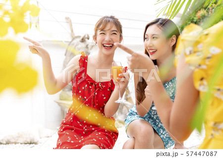 女性　ライフスタイル　リゾート 57447087