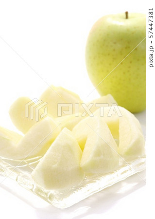 青りんご　剥き　白背景 57447381