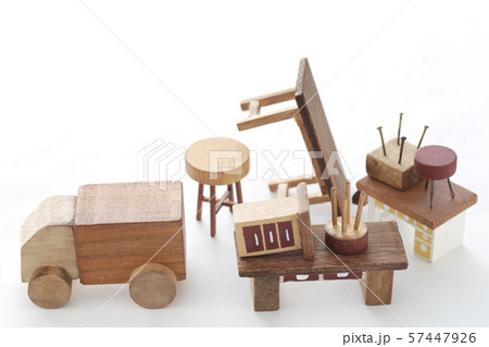 小さな木の模型で作ったジオラマ風の引っ越し風景 小さな木の模型で作ったジオラマ風の引っ越し風景 57447926