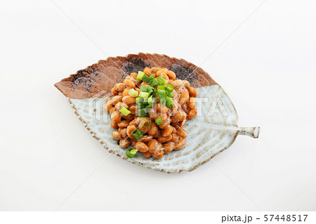 小皿に入れた納豆 57448517