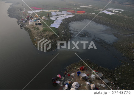 インドのアーグラー　ヤムナー川で洗濯をする人々 57448776