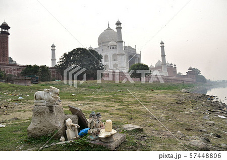 インドのアーグラー　世界遺産のタージマハル　ヤムナー川沿いに祭られるヒンドゥー教の祠と彫刻 57448806