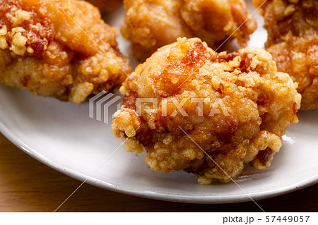 鶏肉の唐揚げのアップ。 57449057