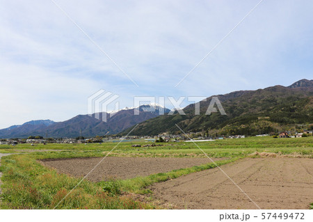 田園風景と木曽山脈（長野県伊那市） 57449472