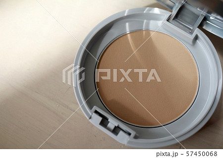 コンパクトケースに入ったパウダーファンデーション コンパクトケースに入ったパウダーファンデーション 57450068