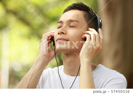 音楽を聴く男性 57450316