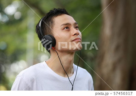 音楽を聴く男性 57450317