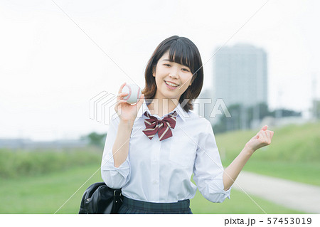野球のボールの持つ女子高生 野球のボールの持つ女子高生 57453019