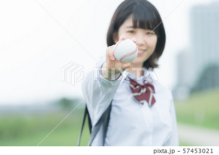 野球のボールの持つ女子高生 57453021