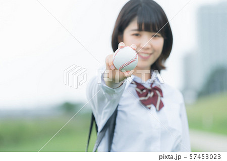 野球のボールの持つ女子高生 57453023