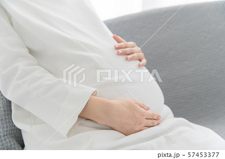 おなかを触る妊婦 57453377