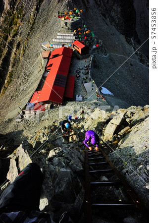 穂高岳山荘の梯子を下りる登山者の写真素材 [57453856] - PIXTA