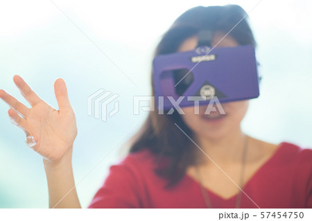 VRゴーグルをつけた女性 57454750