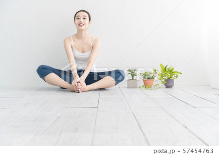 ストレッチ・体操をする女性 ストレッチ・体操をする女性 57454763