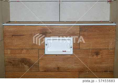 Flush system in a tiled box 57455683