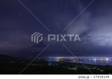 (山梨県)山中湖パノラマ台から望む、星空と富士山 (山梨県)山中湖パノラマ台から望む、星空と富士山 57458149