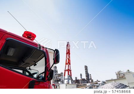減災イメージ　消防自動車と製油所 57458668