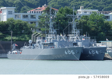 横須賀基地に停泊する掃海艇えのしまとちちじま 57458669