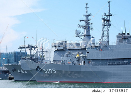 横須賀基地に停泊する掃海母艦うらがと海洋観測艦にちなん 57458917