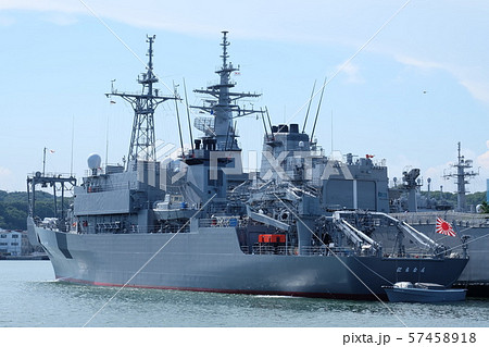 横須賀基地に停泊する掃海母艦うらがと海洋観測艦にちなん 57458918