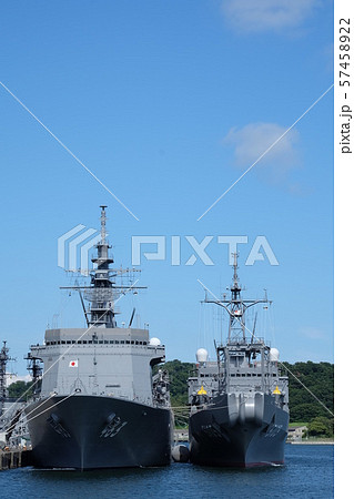 横須賀基地に停泊する掃海母艦うらがと海洋観測艦にちなん 横須賀基地に停泊する掃海母艦うらがと海洋観測艦にちなん 57458922