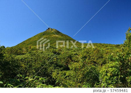 快晴の北海道ニセコ町五色温泉郷倶知安線でイワオヌプリの風景を撮影 快晴の北海道ニセコ町五色温泉郷倶知安線でイワオヌプリの風景を撮影 57459481
