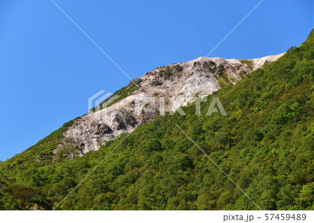 快晴の北海道ニセコ町五色温泉郷倶知安線でイワオヌプリの風景を撮影 快晴の北海道ニセコ町五色温泉郷倶知安線でイワオヌプリの風景を撮影 57459489