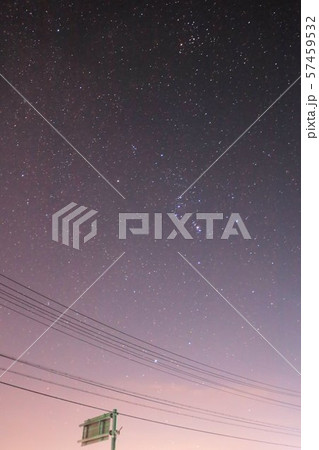 オリオン座が輝く星空 57459532