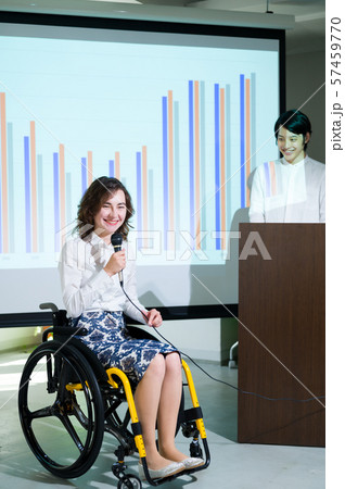 車椅子 ビジネス オフィス セミナー風景 車椅子 ビジネス オフィス セミナー風景 57459770