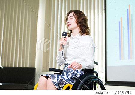 車椅子 ビジネス オフィス セミナー風景 57459799