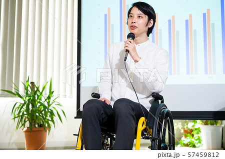 車椅子 ビジネス オフィス風景 セミナー 57459812